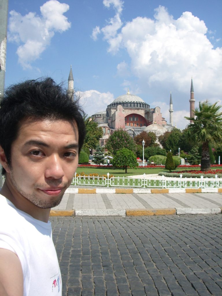 トルコのイスタンブールにあるアヤソフィアと。22歳頃。